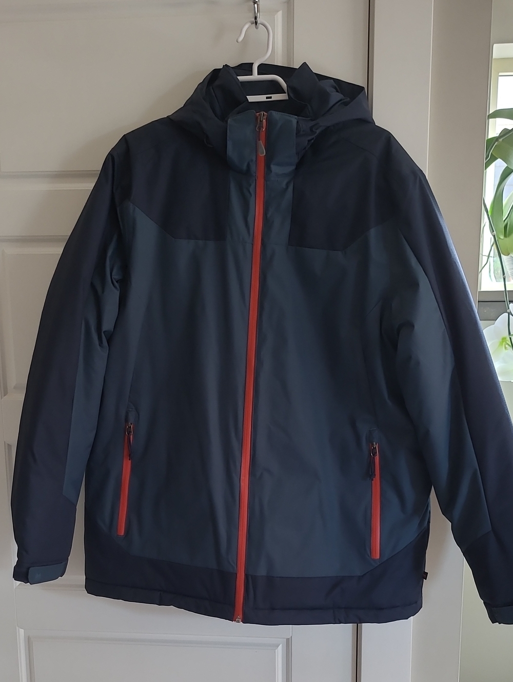 Mens Windriver Winter Coat. Size L